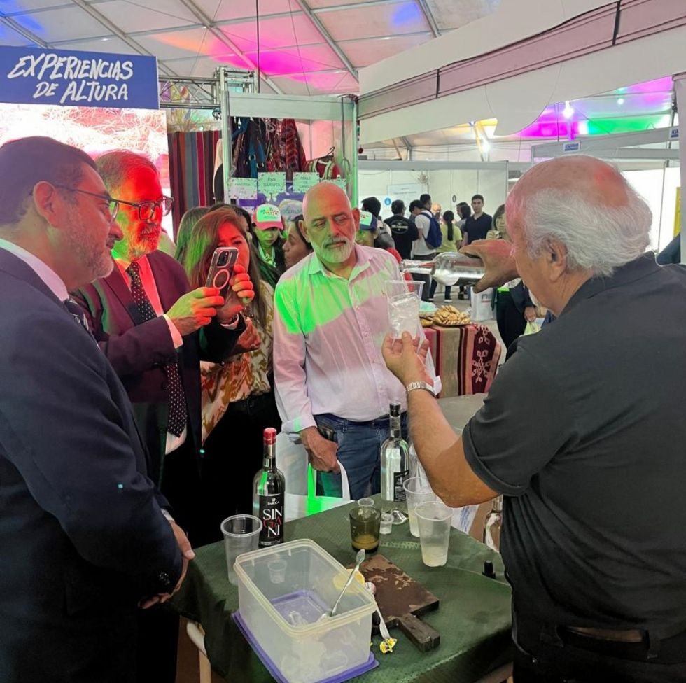 Visitantes de la Expo Jujuy aprenden cómo se sirve un chuflay