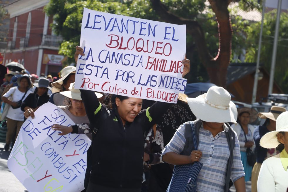 Masivas marchas en Cochabamba exigen desbloqueo de carreteras