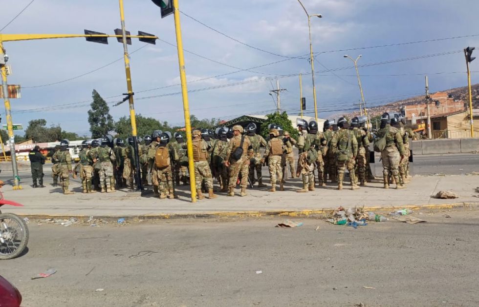 Evo dice que policías fueron derrotados en Parotani, pero ahora denuncia despliegue militar