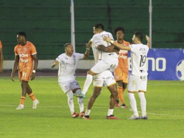 Real Santa Cruz acorta la diferencia con triunfo ante Royal Pari 