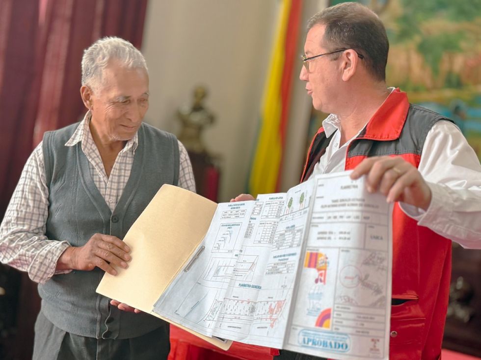 Alcaldía entrega planimetrías a favor de 150 familias
