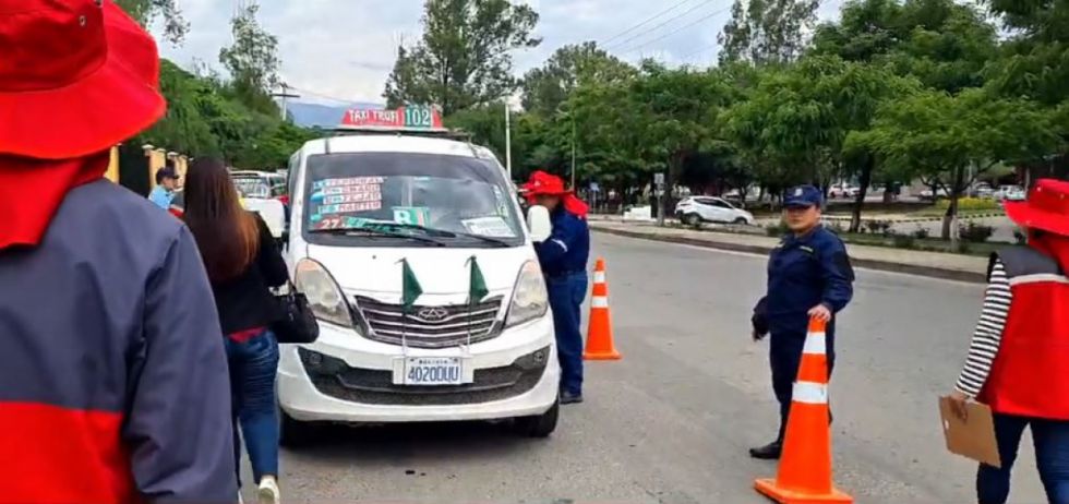 Control de tarifa de pasajes en Tarija provoca molestia de conductores de taxi trufis