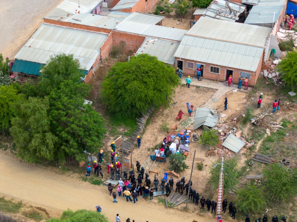 Demuelen siete viviendas construidas ilegalmente sobre una avenida en Tarija