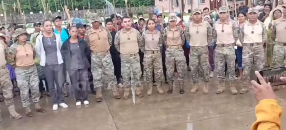 Campesinos toman cuartel y retienen a militares en Villa Tunari