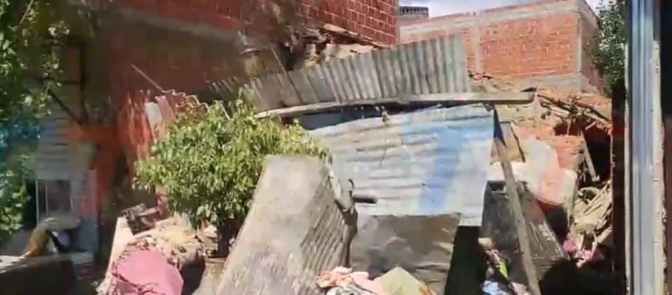 (Video) Colapso de vivienda en Tarija deja a una familia sin hogar tras la intensa lluvia