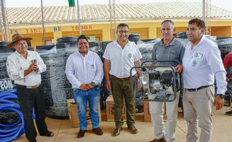 Gobernación entregó material para riego en Colón Norte
