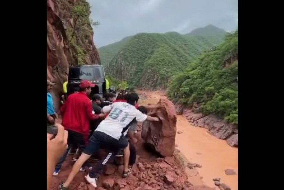(Video) Transportistas arriesgan su vida en ruta Villa Montes-Tarija tras derrumbes 