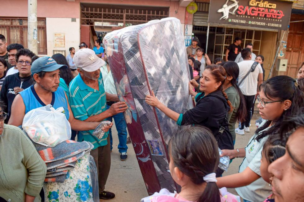 Gobernación entrega ayuda a familias afectadas por inundaciones en Tarija