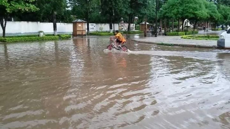 Lluvias en Villa Montes causan inundaciones en calles y avenidas