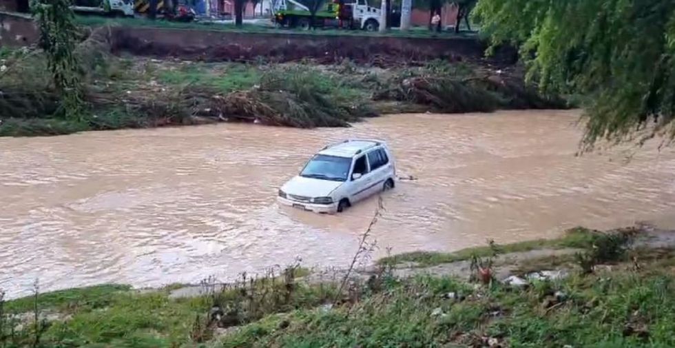 Vehículo es arrastrado por la corriente en la quebrada El Monte en Tarija