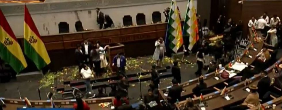 Asambleístas evistas frustran informe de gestión de Luis Arce con protestas y agresiones