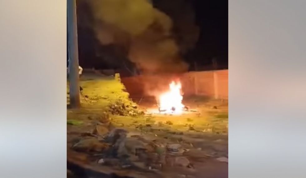 Vecinos queman motocicleta, lo acusan de "motochorro"