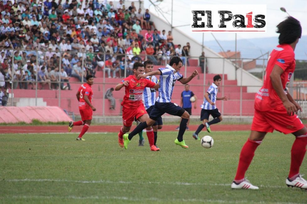 Nico Canalis Conduce y Pocho mira atentamente  para mostrarse como opción de pase 