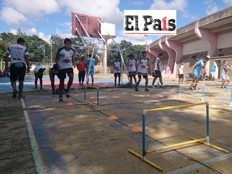 Entrenamiento en la cancha alternas del estadio IV Centenario (ascenso a la Liga)