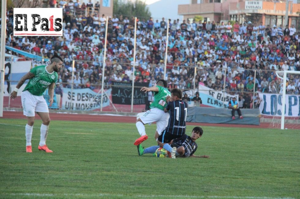 El clásico con Petrolero en el IV Centenario. Una de sus memorables barridas de Pocho