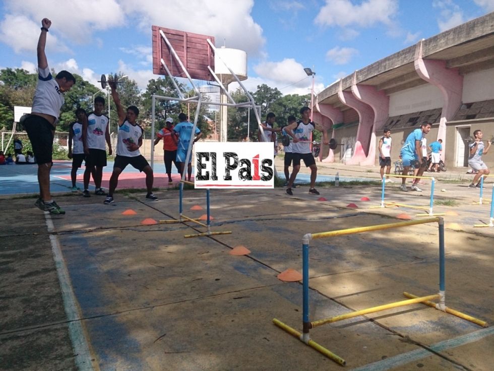 Entrenamiento en la cancha alternas del estadio IV Centenario (ascenso a la Liga)