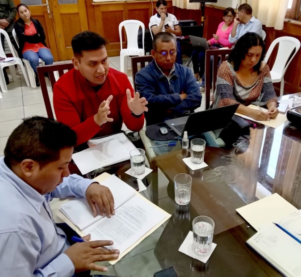 Bancadas trabajarán un solo proyecto para reducir curules