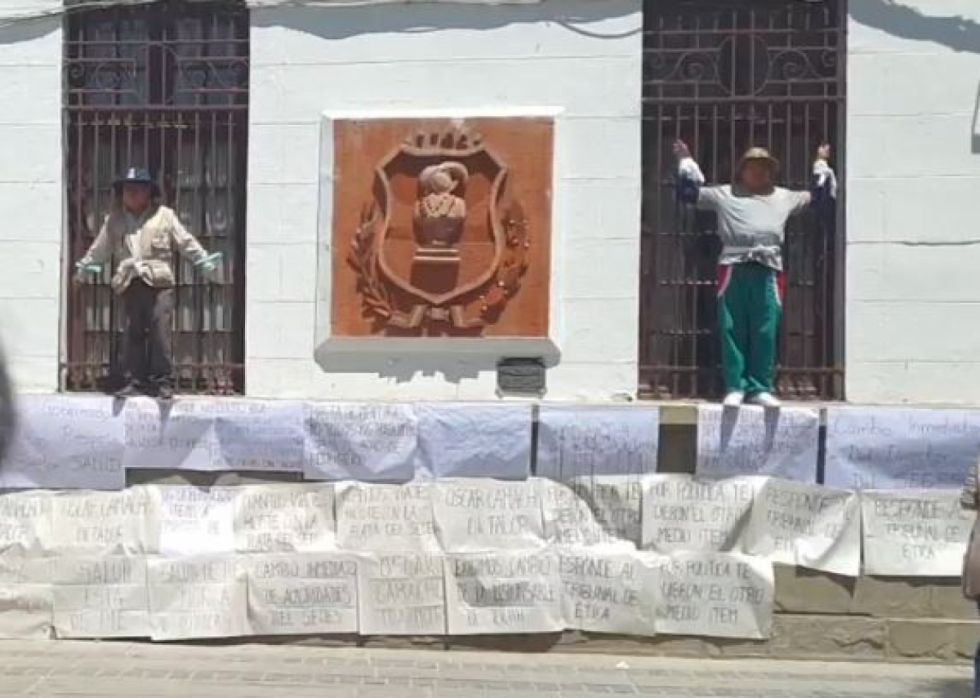 Cinco trabajadores en salud se crucifican en la Gobernación de Tarija 