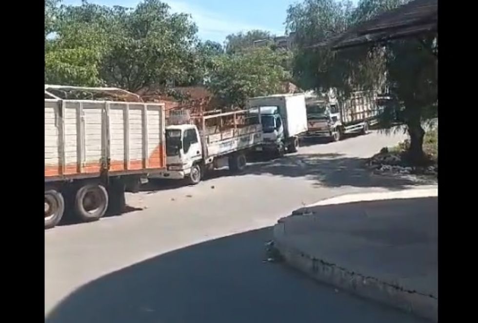 Persisten las largas filas de vehículos en estaciones de servicio de Tarija 