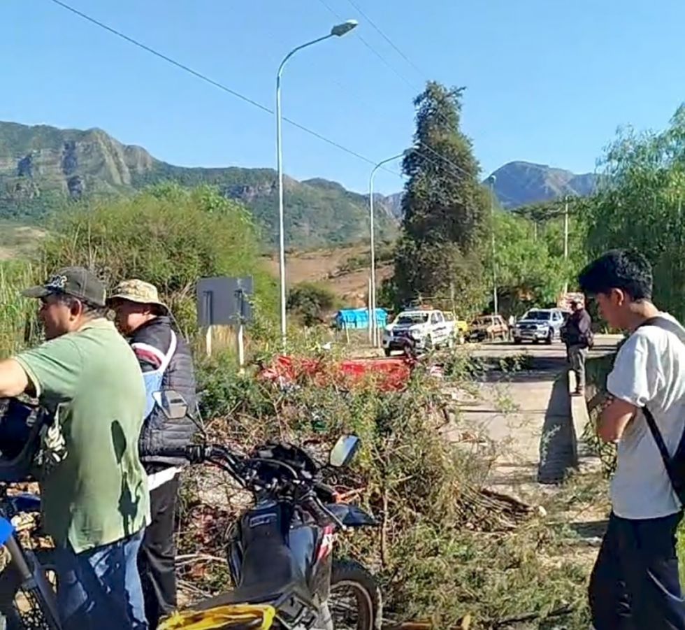 Asociación de Motociclistas bloquea ruta en Padcaya