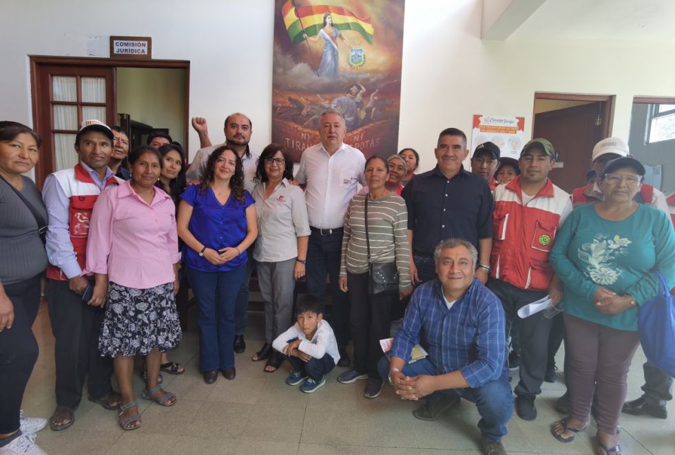 Juntos, los actores del trabajo festejan.