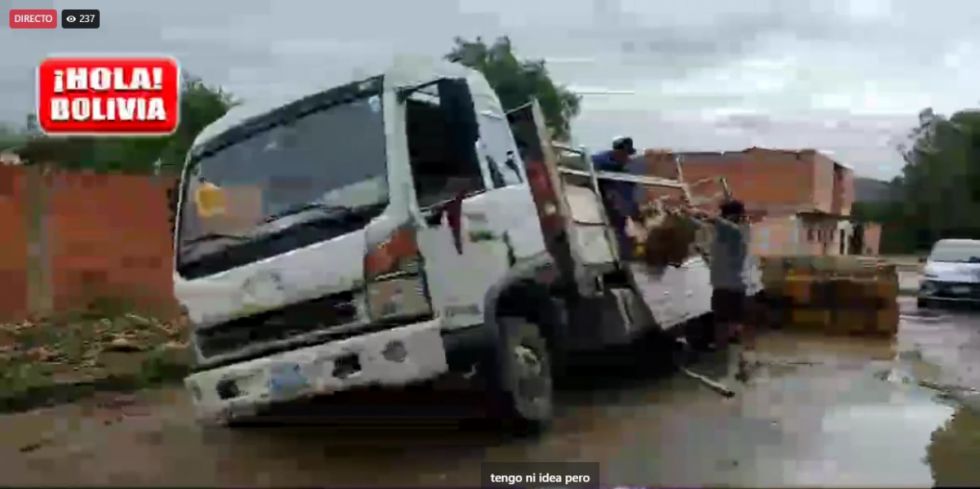 Camión con garrafas de gas sufre accidente en el barrio San Luis por hundimiento de plataforma