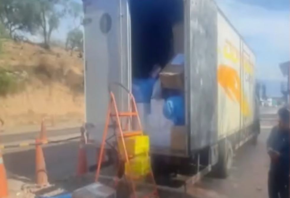 En medio de un control, hallan fajos de dinero escondidos dentro de encomiendas