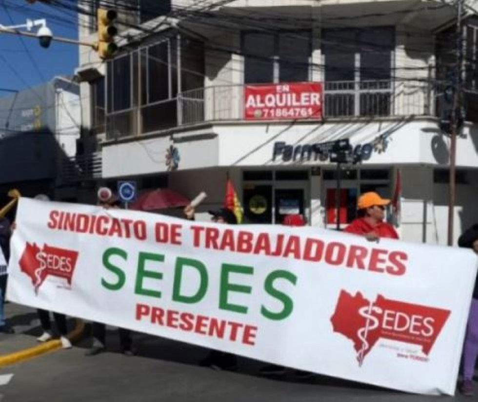 La plaza Principal de Tarija amanece bloqueada en demanda de cambios en el Sedes
