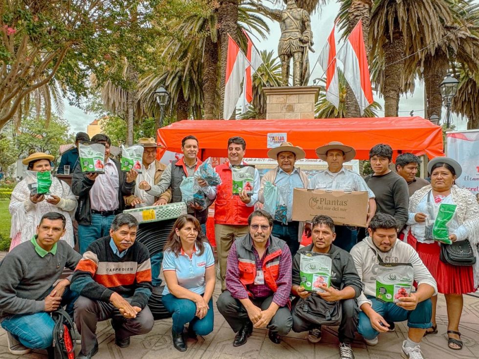 Alcalde entrega plantines, semillas y equipo para riego