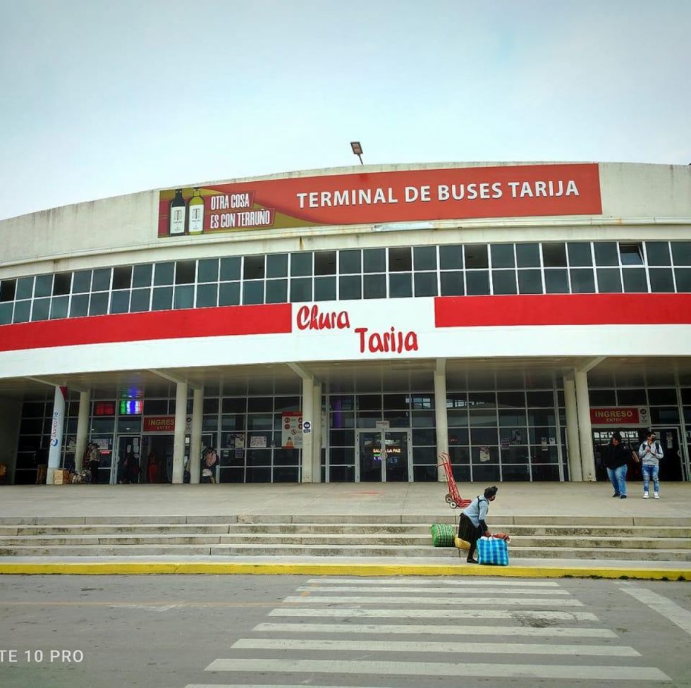 Escasez de diésel afecta salidas de buses y genera incertidumbre en Tarija