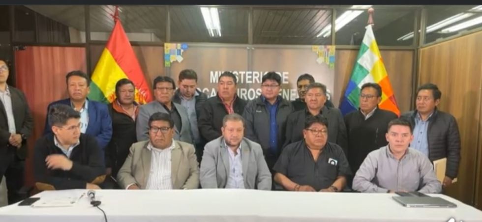 Gobierno niega que vaya a fijar precios de combustible a los privados