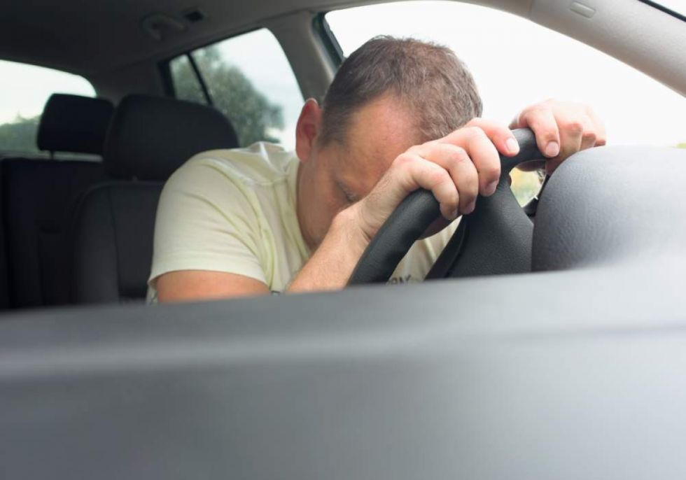 Hombre se duerme y ocasiona un hecho de tránsito