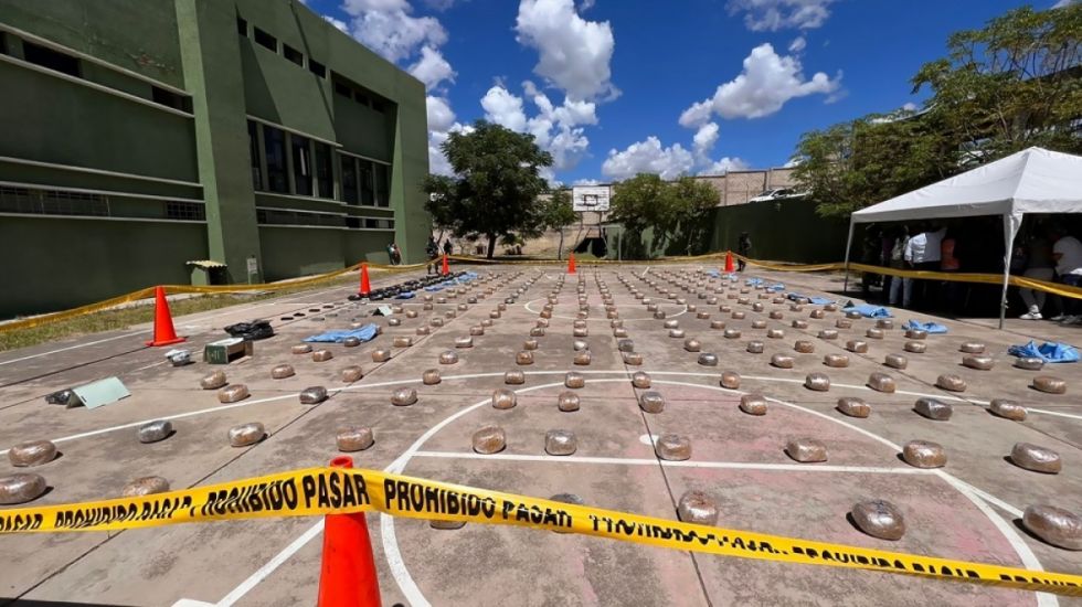 Hallan marihuana escondida en ropa americana