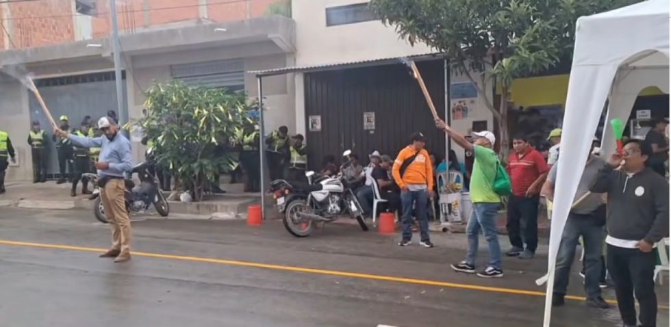 Escandalosa protesta de maestros, con petardos y vuvuzelas, molesta a vecinos del barrio El Constructor 