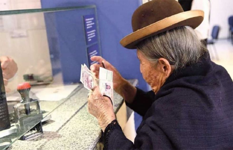 Advierten que limitar la Renta Dignidad no aminorará la crisis