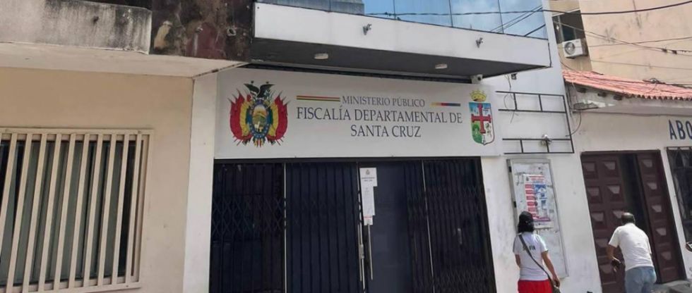 Fiscal de Santa Cruz en estado crítico tras caer de un segundo piso