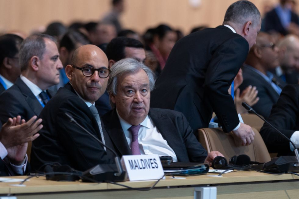 Simon Stiell, secretario ejecutivo de la Convención y el secretario general de la ONU, António Guterres