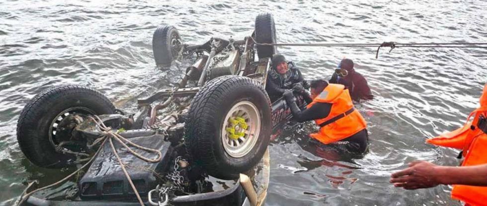 Hallan el vehículo y los tres cuerpos sin vida de los jóvenes sumergidos en una laguna