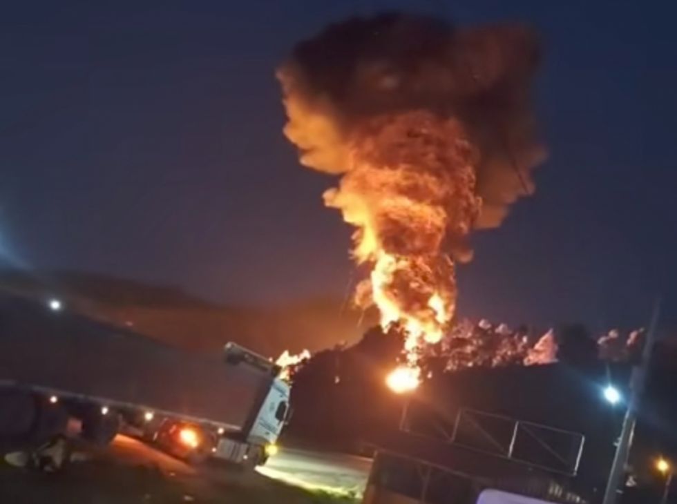 Un carro cisterna explotó y presumen que el chófer murió calcinado