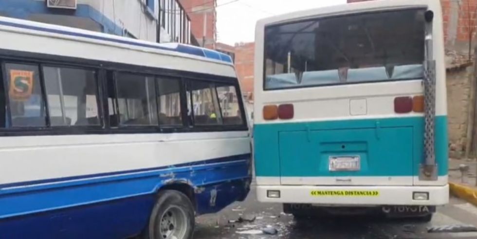 Accidente de tránsito entre dos micros en la calle Cochabamba