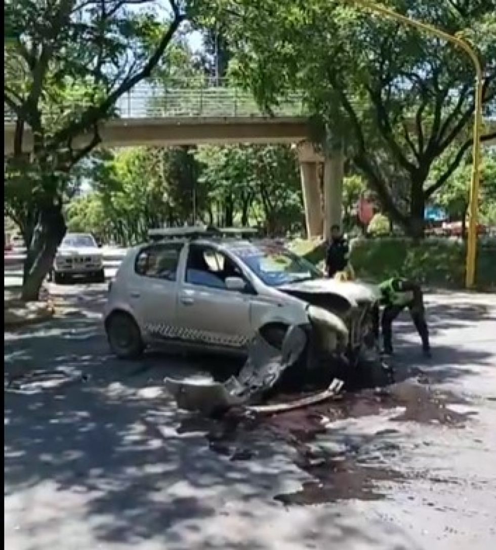 Accidente de tránsito en la Avenida Victor Paz deja graves daños materiales 