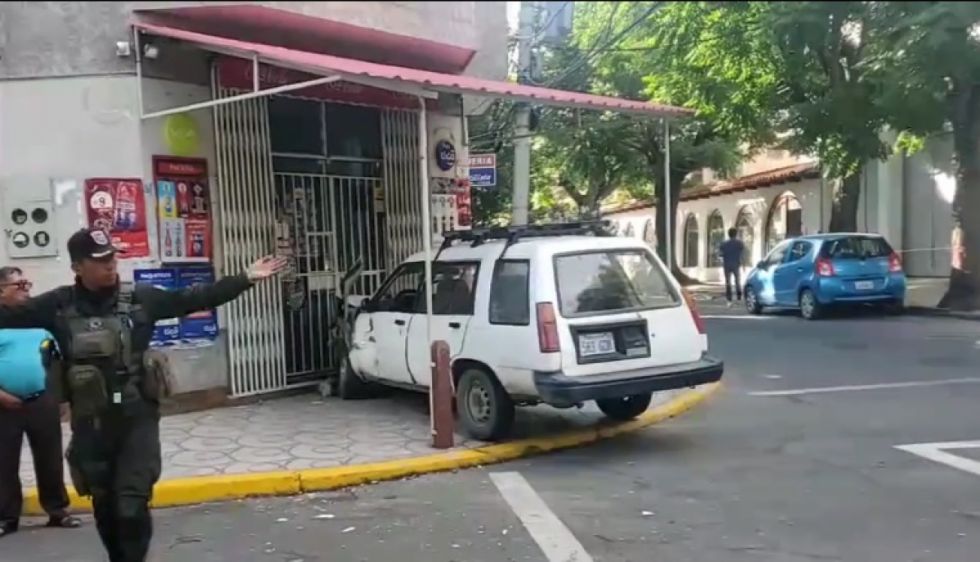 Aparatoso choque deja dos vehículos con daños materiales 