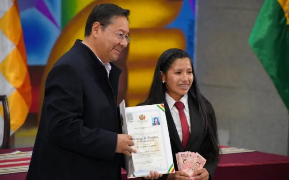Presidente Arce hizo la entrega del incentivo "Bachiller destacado" a los mejores estudiantes de secundaria