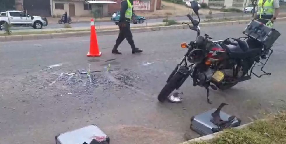 Motociclista choca contra un minivan, fue evacuado al Hospital 