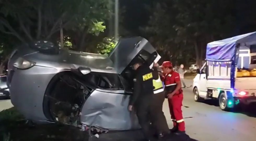 Un vehículo con al menos 4 personas volcó en la avenida Víctor Paz 