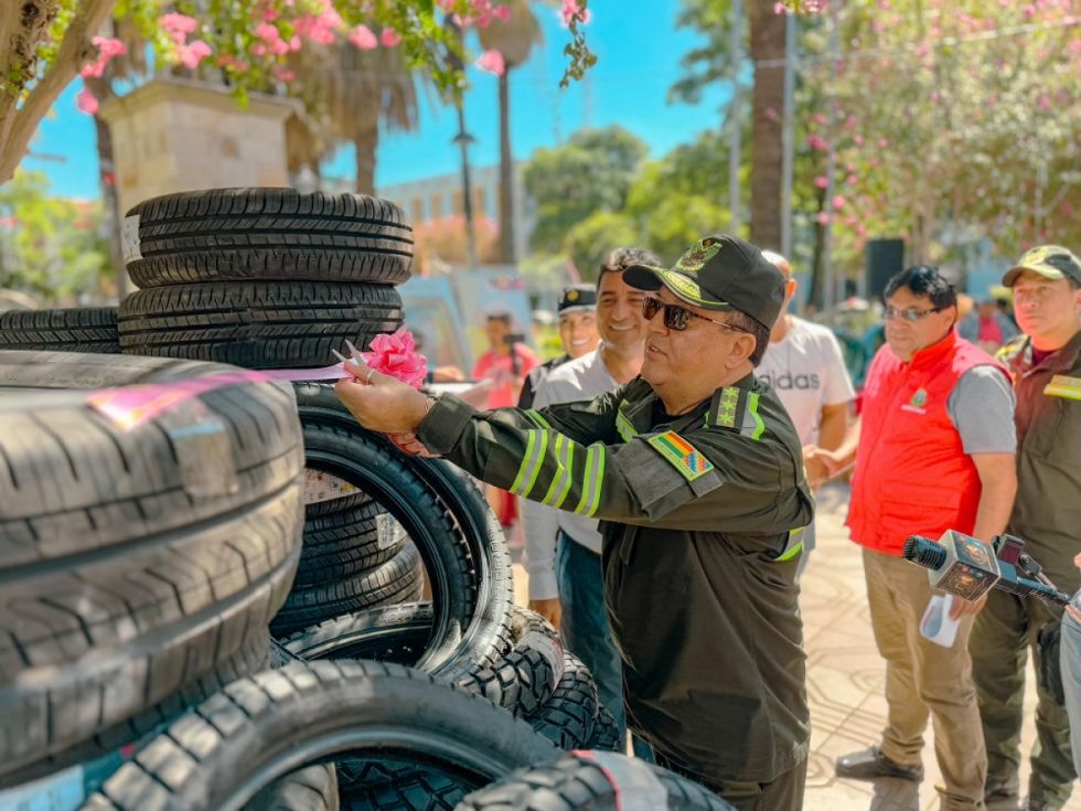 Alcaldía de Tarija entrega insumos para la Policía 