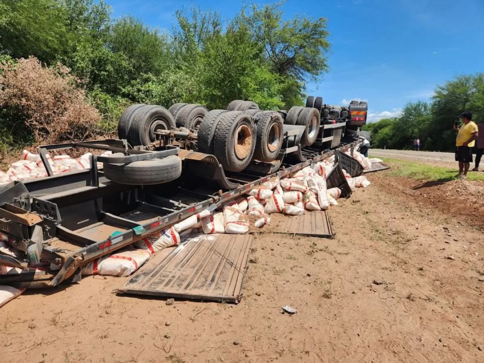 Un camión cargado de harina volcó en la Ruta 9