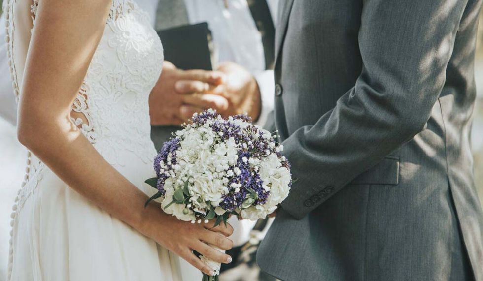 Arrestan a 21 personas y desalojan fiestas de graduación y matrimonio