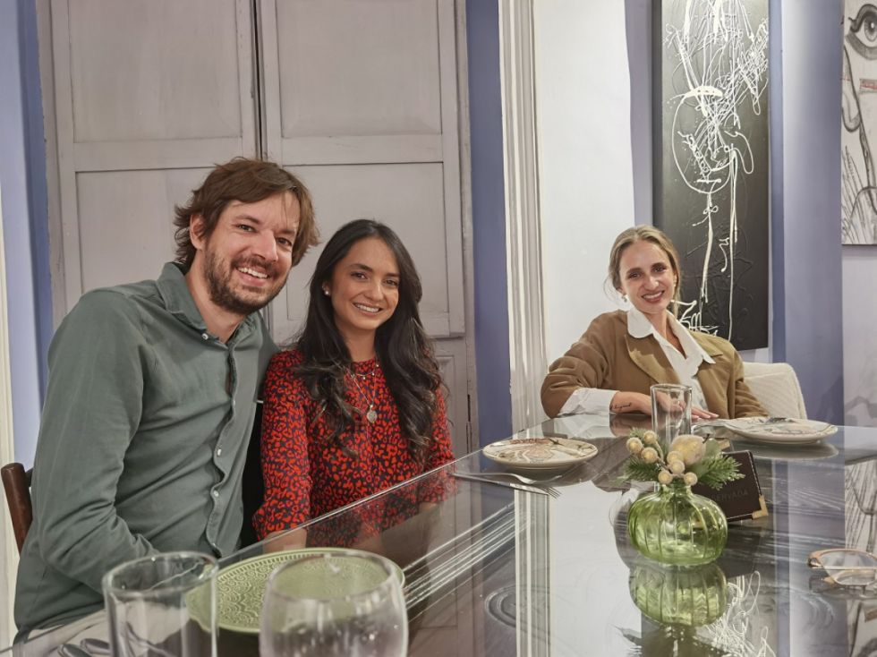 Tres comensales a punto de disfrutar la cena