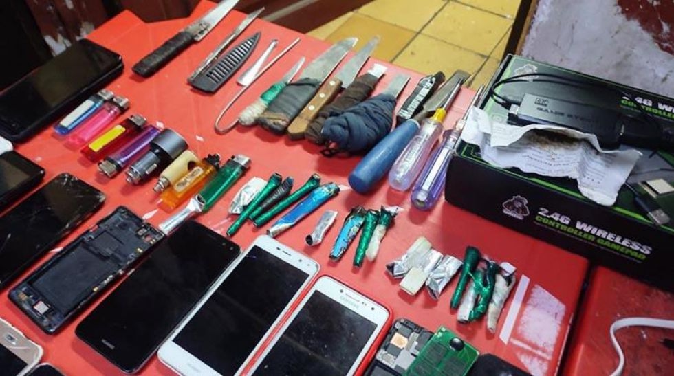 Secuestran cuchillos, pipas y celulares en requisa sorpresa en la cárcel de San Pedro